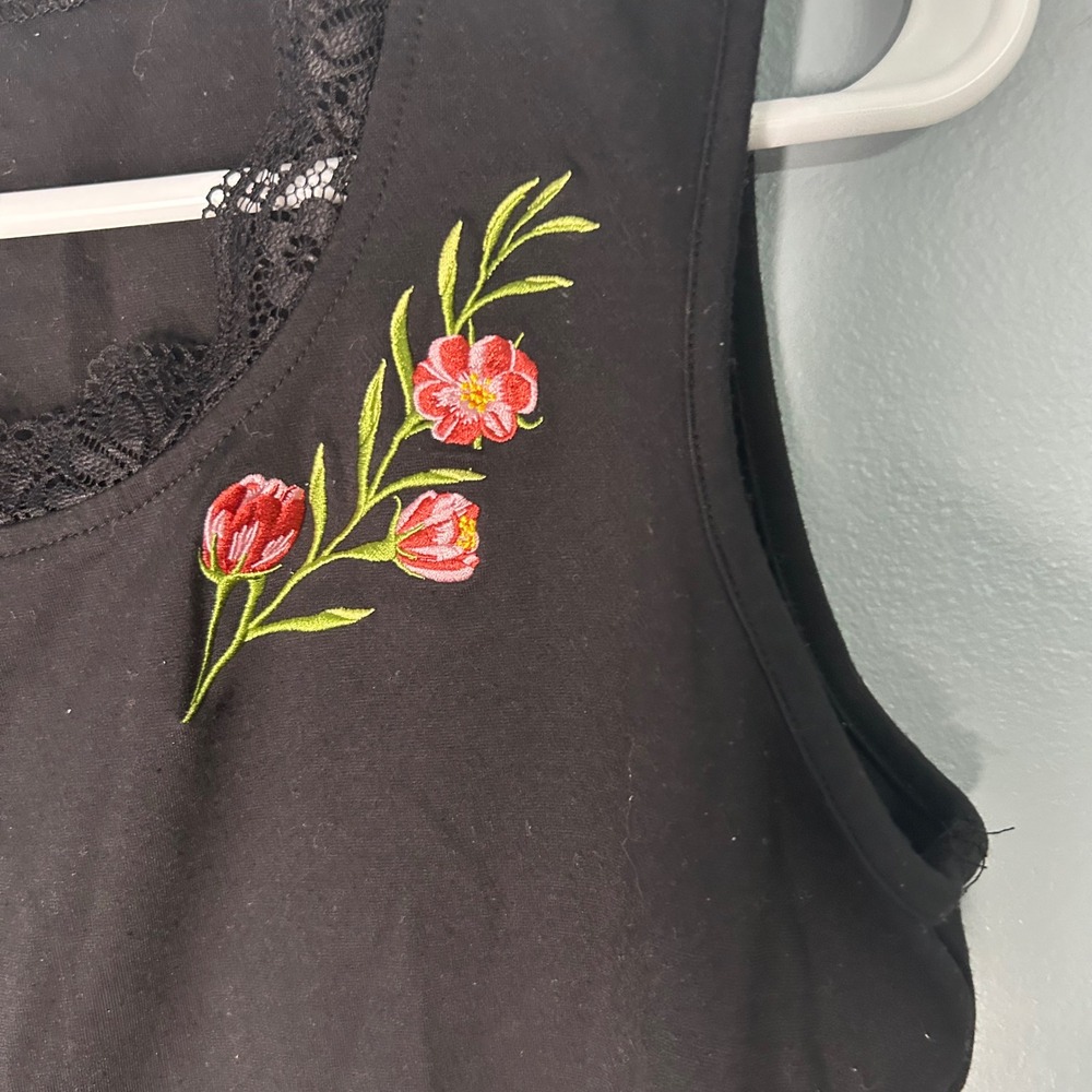 Desert Dreamer Black Embroidered Floral Lace Trim Button Front Crop Top‎ Medium - Picture 3 of 8